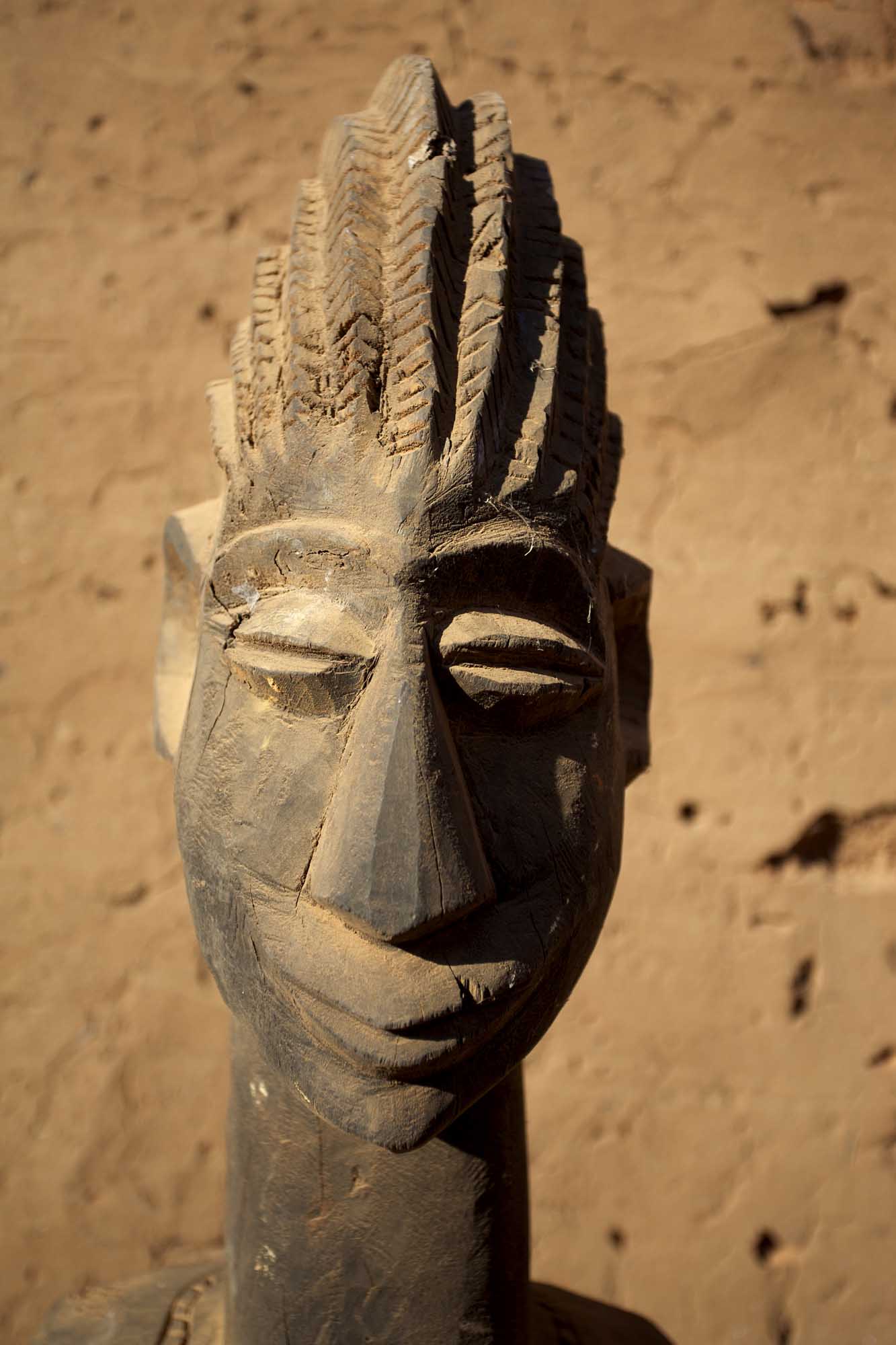 Traditional Dogon Wooden Mask from Mali A carved wooden mask from the Dogon people of Mali, featuring distinctive geometric patterns