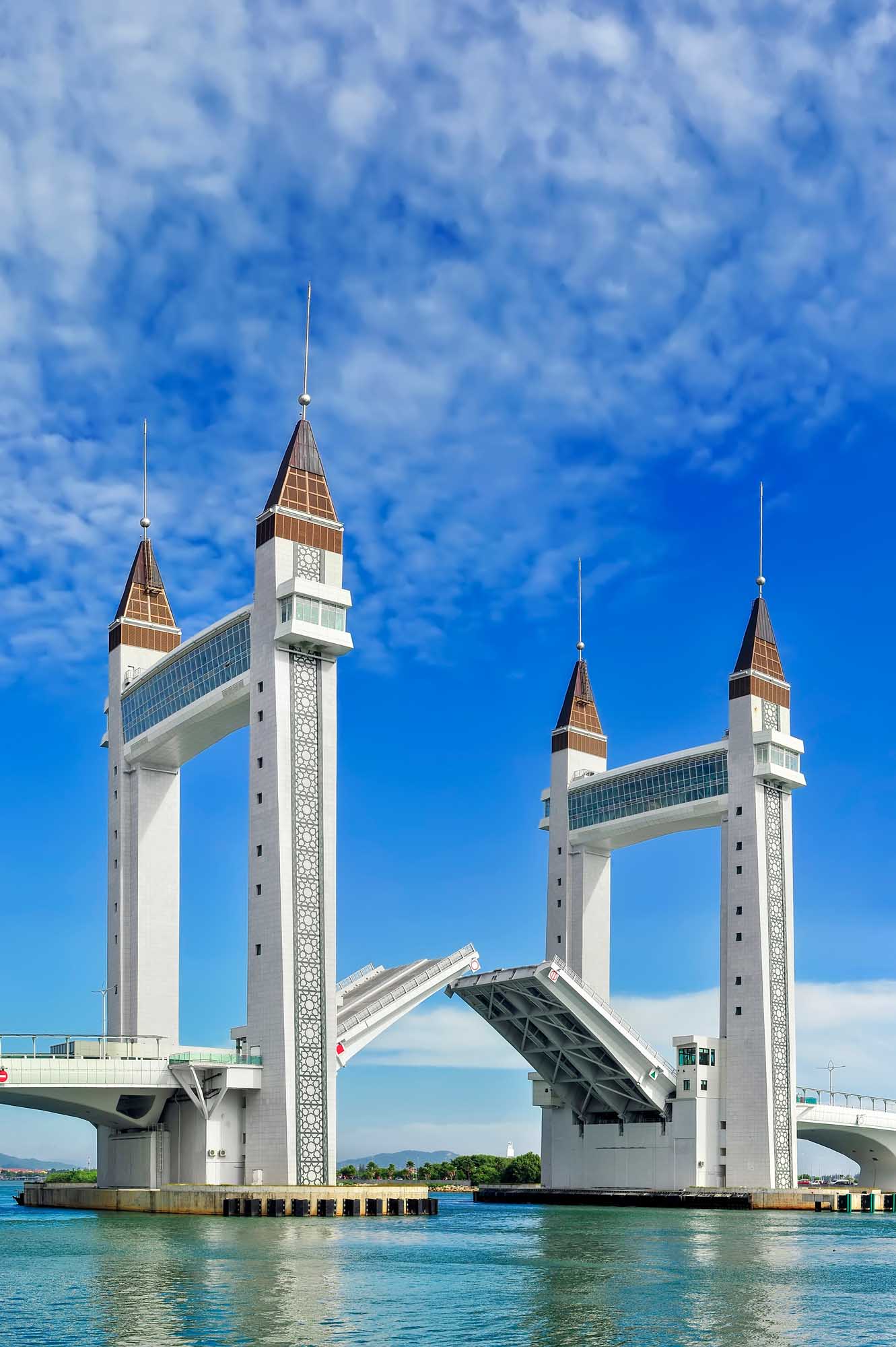 Terengganu Draw Bridge in Malaysia A striking modern drawbridge in Kuala Terengganu, Malaysia, featuring twin white towers